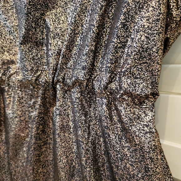 ⭐FABLETICS | Liora Metallic Athletic Ripstop Cowl Neck Kangaroo Pocket Vest - Picture 6 of 16